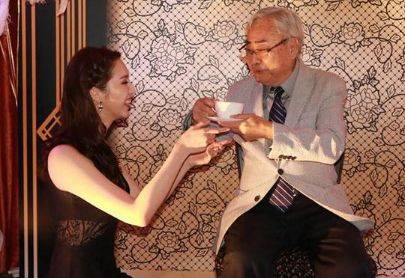 情人|被生父''卖身''72岁拥有200位情人富豪，5年虐恋后今如何？