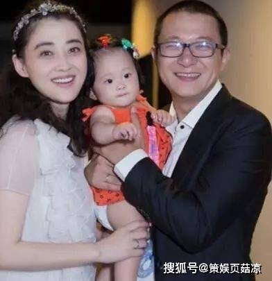 梅婷一家四口罕见同框,女儿独自拉行李,曾主动倒追老公并闪婚_曾剑