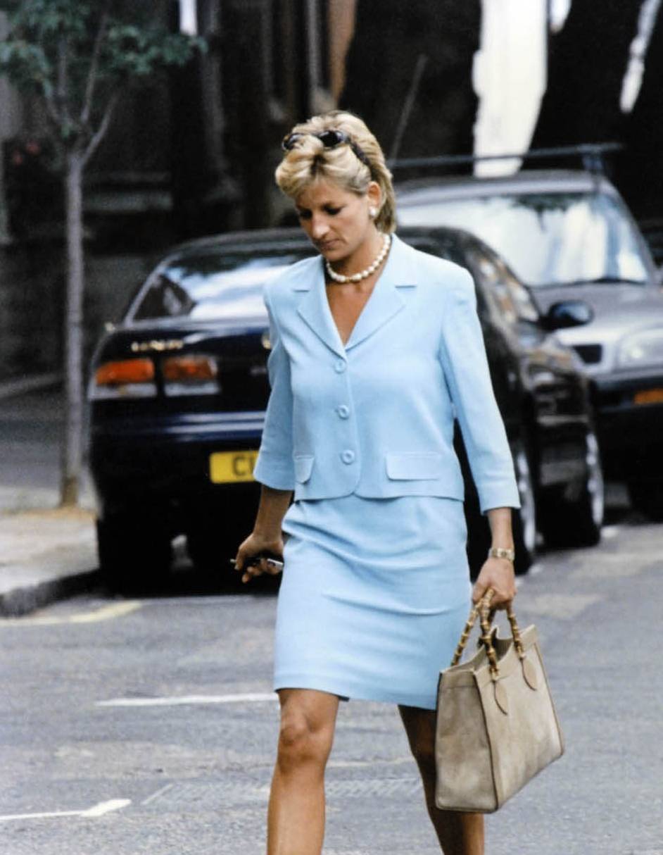 经典|戴安娜穿搭已成经典！离世22年依然时髦气质，名副其实的时尚偶像