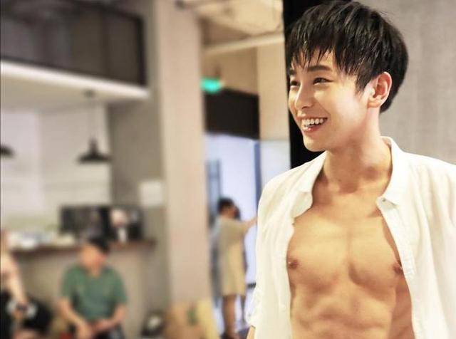 彭昱畅露腹肌为什么会上热搜？大家如何评论的？