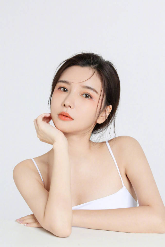 穆雅斓|网红穆雅斓直播卖货说鞠婧祎旧照皮肤黑没光泽,此前还内涵她整容