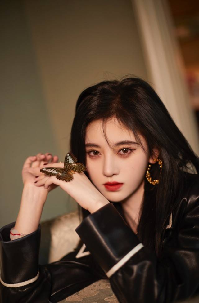 穆雅斓|网红穆雅斓直播卖货说鞠婧祎旧照皮肤黑没光泽,此前还内涵她整容