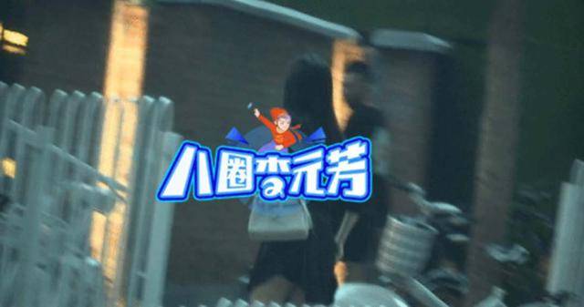 防走光|秦岚太保守？过马路猛拽裙子防走光，41岁却被誉为“鲜肉收割机”