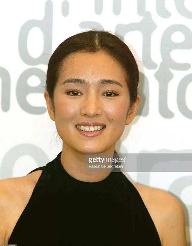 脸部|巩俐太自信了吧,出席活动基本都是裸唇,脸部特写就是两个字标致