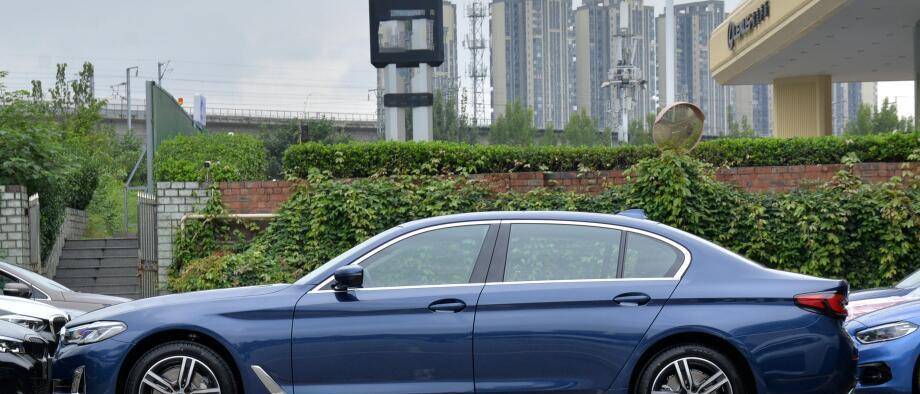 宝马300l新车报价2021款,宝马300l 同样是2021款,新款奔驰e级和宝马5系,该如何去选择