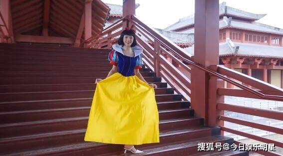 cos|张予曦vlog秒变在逃公主，横店cos白雪公主艾莎，气质绝了
