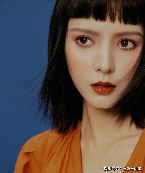 cos|张予曦vlog秒变在逃公主，横店cos白雪公主艾莎，气质绝了