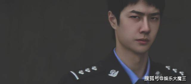 王一博穿警服一身正气，与钱枫同框二人脸蛋大