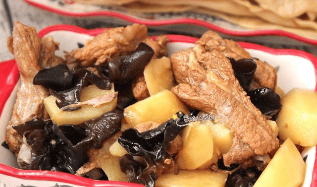 学做排骨土豆焖米饭 7fb2763f1099468083b63384ca21573c.png