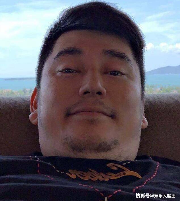 王一博穿警服一身正气，与钱枫同框二人脸蛋大