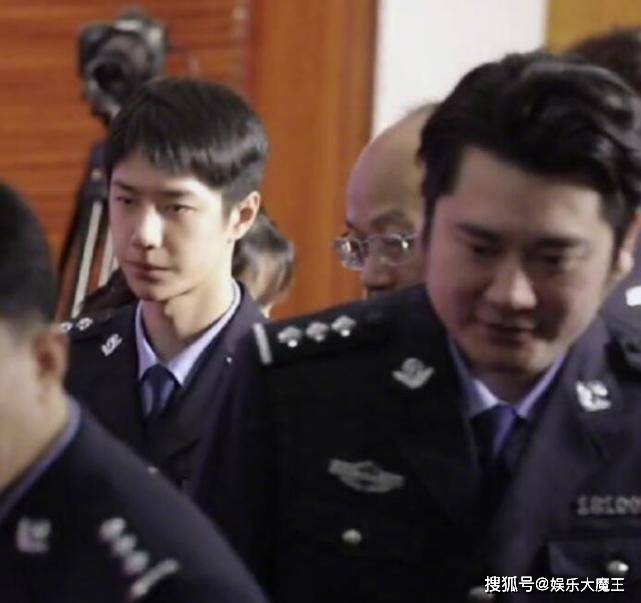 王一博穿警服一身正气，与钱枫同框二人脸蛋大