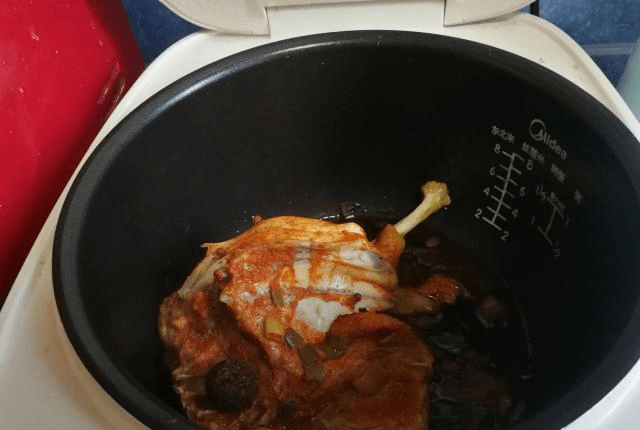 电饭煲焖鸡要多少分钟 df51dd062a064aebafb61cb6395bf7d7.png