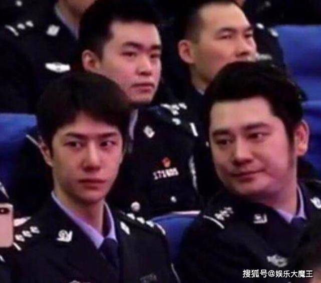 王一博穿警服一身正气，与钱枫同框二人脸蛋大
