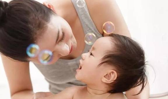 爸妈|杭州3岁男孩竟2个月没洗澡！爸妈无奈：都是因为这个病