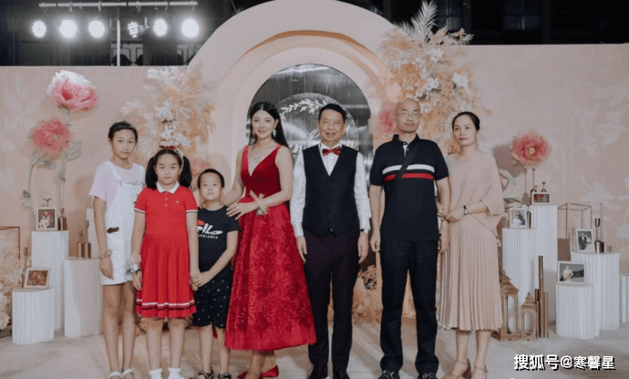 63岁亿万富翁娶38岁娇妻,女方野模出身,全家福合照信息量大!