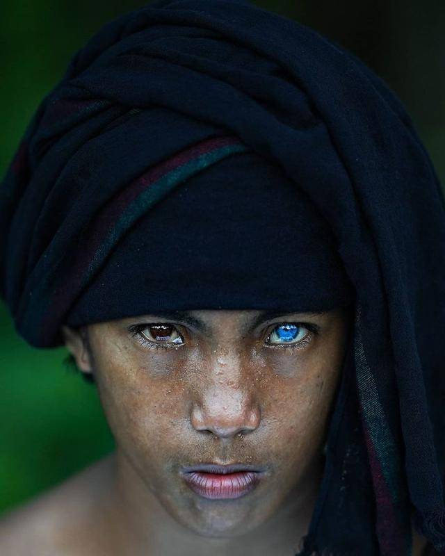 零度摄影神秘的印尼部落罕见的蓝色瞳孔他们是森林的守护者