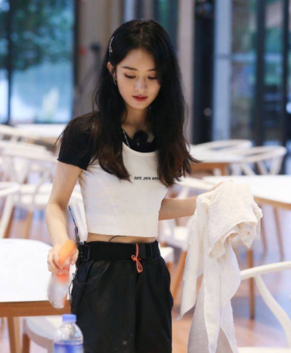 身高|赵丽颖拍戏被偶遇，真实身高公开，看着最多只有1米6