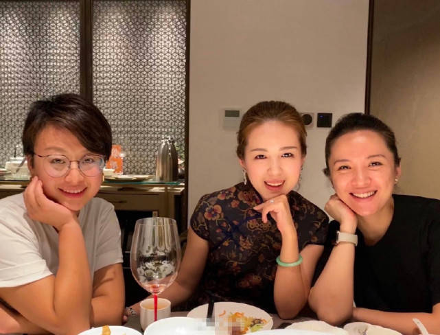 靳东老婆与妹妹合影,素颜笑出一脸褶
