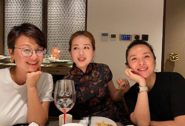 靳东老婆与妹妹合影,素颜笑出一脸褶
