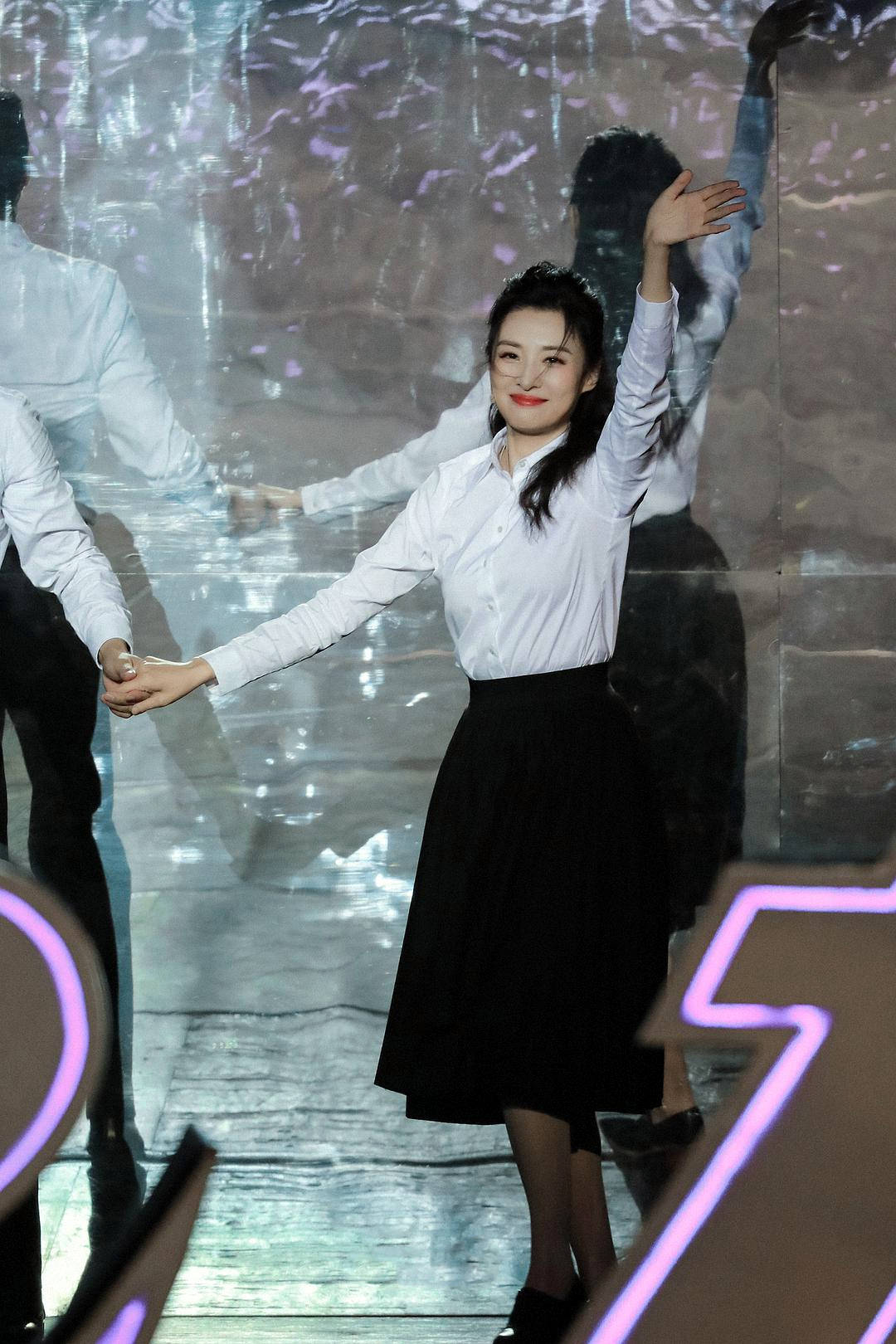 周涛|52岁周涛带少女感，46岁董卿似大学生，岁月对央视女主持格外留情