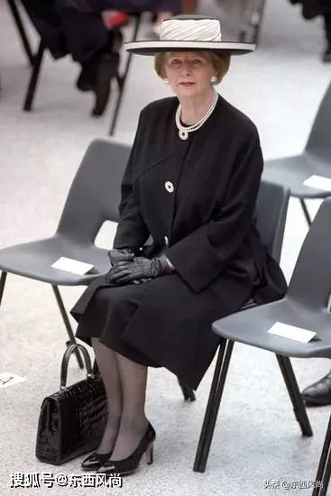 女王|94岁女王个人风格极其鲜明，不论穿什么颜色，总是搭同一款包包