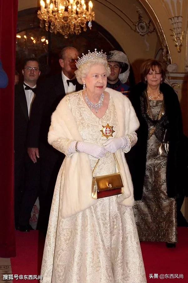 女王|94岁女王个人风格极其鲜明，不论穿什么颜色，总是搭同一款包包