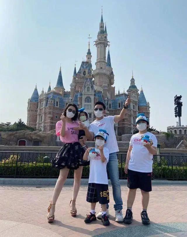 拳王邹市明为冉莹颖庆生,晒娇妻美照,却管她叫兄弟