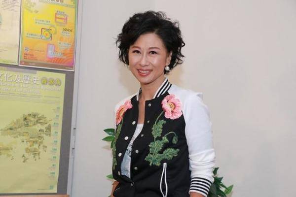 黑色|叶倩文才是冻龄的代表吧,不仅身材比例好,还有一种少女感