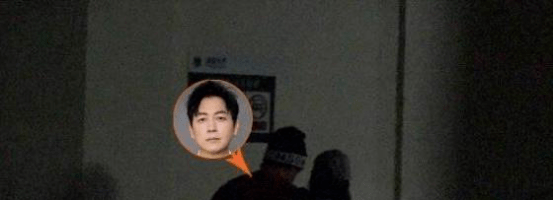 潘粤明携绯闻女友聚餐被拍,两人低调相恋多年