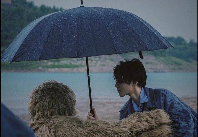王俊凯雨中撑伞大片上热搜了?是怎么回事?