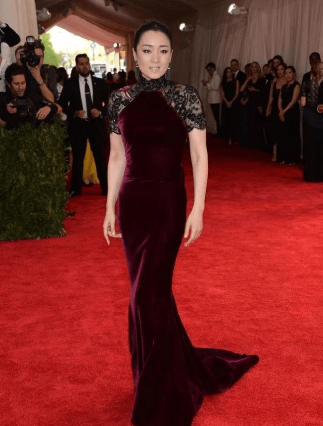 苏提达|苏提达与诗妮娜默契撞衫！同穿酒红色服装同框比美，珠宝决定地位