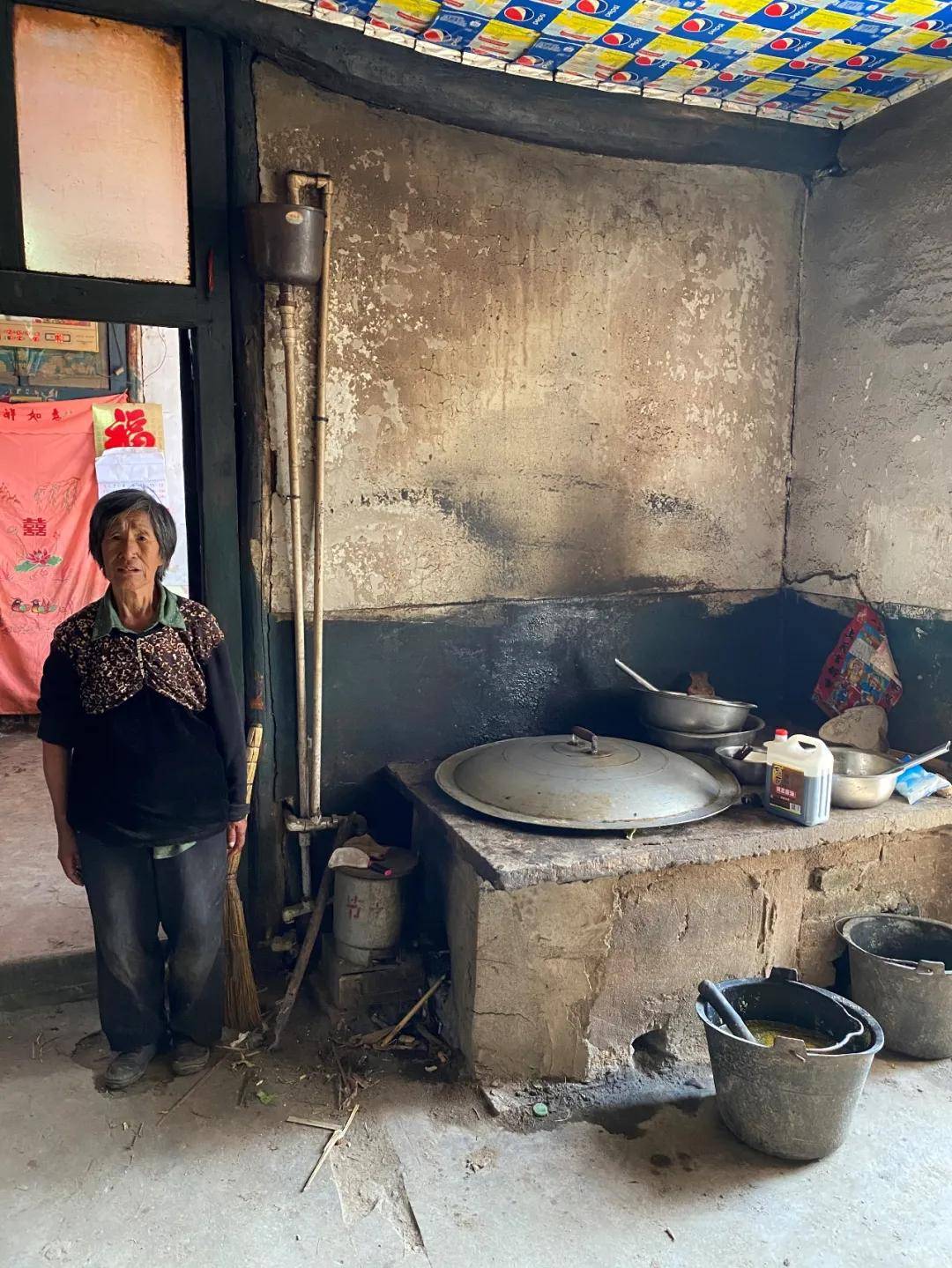 清水慈善为瓦房店祝华街道送爱心物资