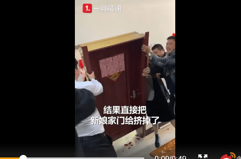 化妆师裴女士说,伴郎团几个年轻小伙子长得魁梧块头比较大,一使劲就把