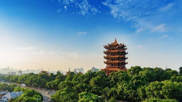 武汉旅游必去的景点有三个:一是多个景点,景点之间步行可达