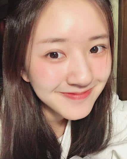 不仅如此,赵露思大部分都是以淡妆出席活动,很少见到赵露思浓妆的样子