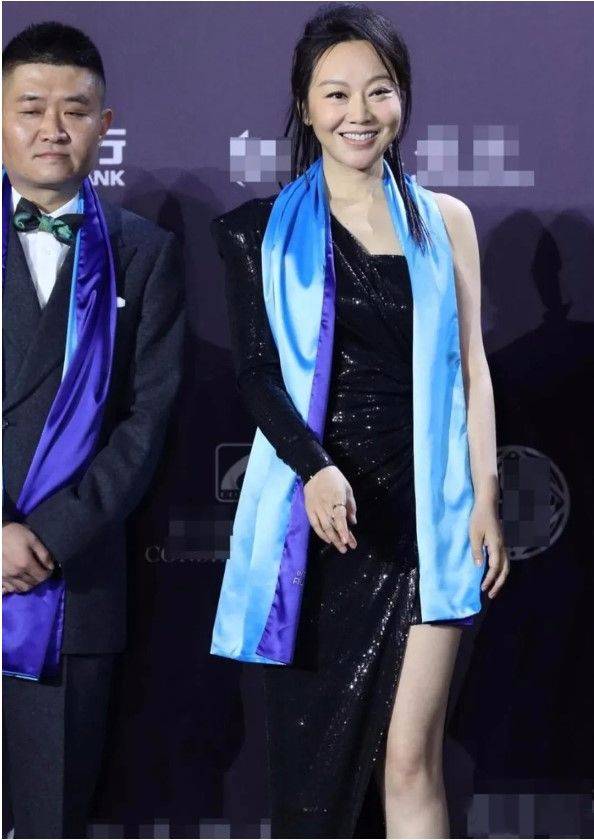 褶皱|闫妮不修图好惨,笑出褶皱容颜衰老,但这状态就是真实的49岁!