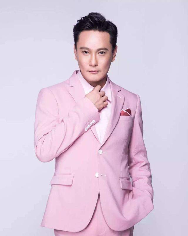 张信哲53岁录歌唱综艺音色有变？一直未婚的他心