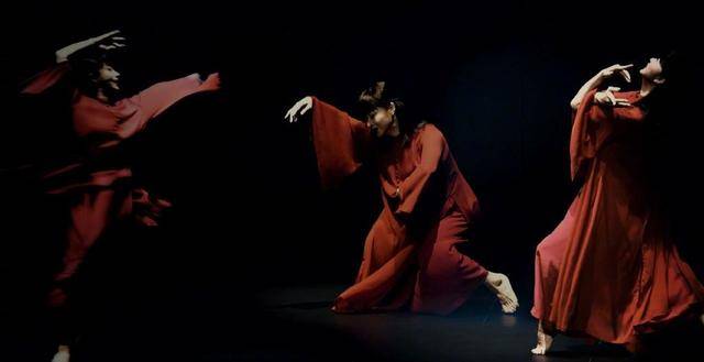 旗袍|53岁金星看秀太女人,灰裙大红唇显贵气,油光满面皱纹遮不住