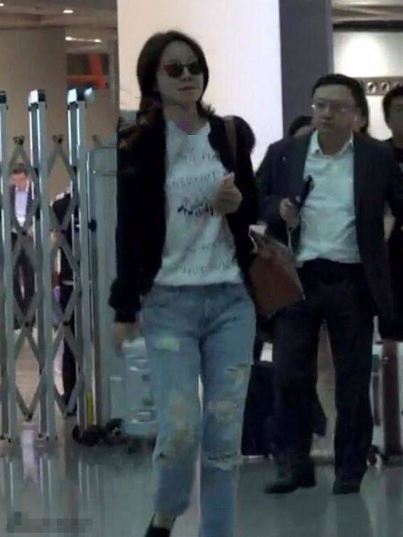 褶皱|闫妮不修图好惨,笑出褶皱容颜衰老,但这状态就是真实的49岁!