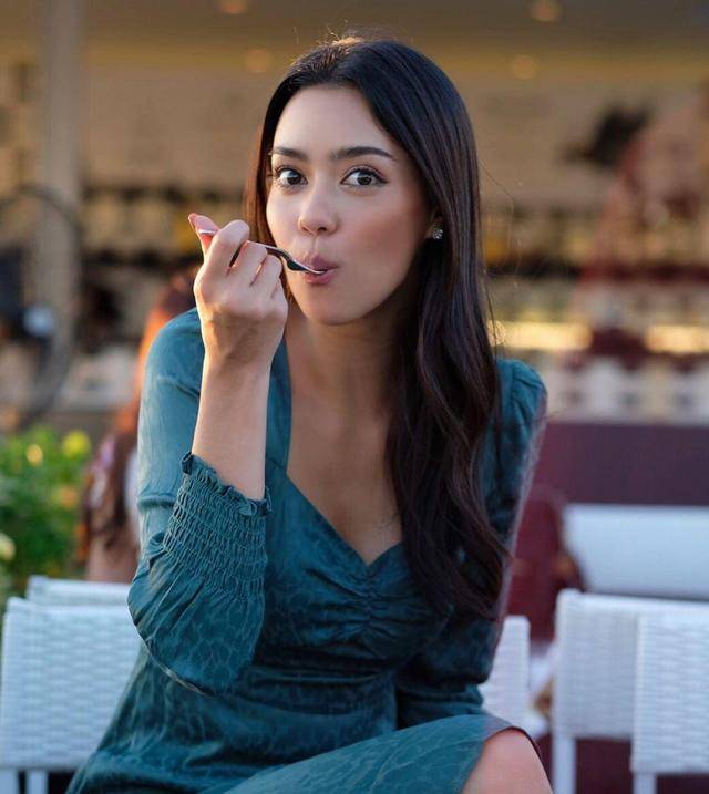 钻石|泰国环球小姐冠军出炉!她戴75万钻石大王冠,穿高开叉红裙秀长腿