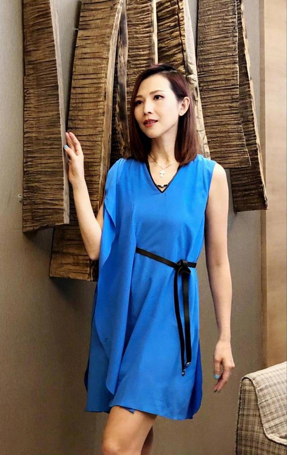 红吊带搭什么衣服 28bac003b9b447c28bfce1da8445ac63.jpeg