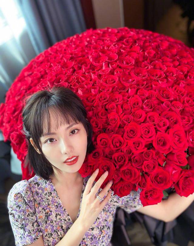 手腕|张嘉倪太瘦了!手链是手腕2倍粗险些挂不住,被指气质压不住珠宝