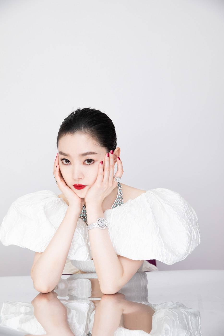 镂空|宋轶官宣成为知名珠宝品牌好友 镂空长裙出席活动优雅大方