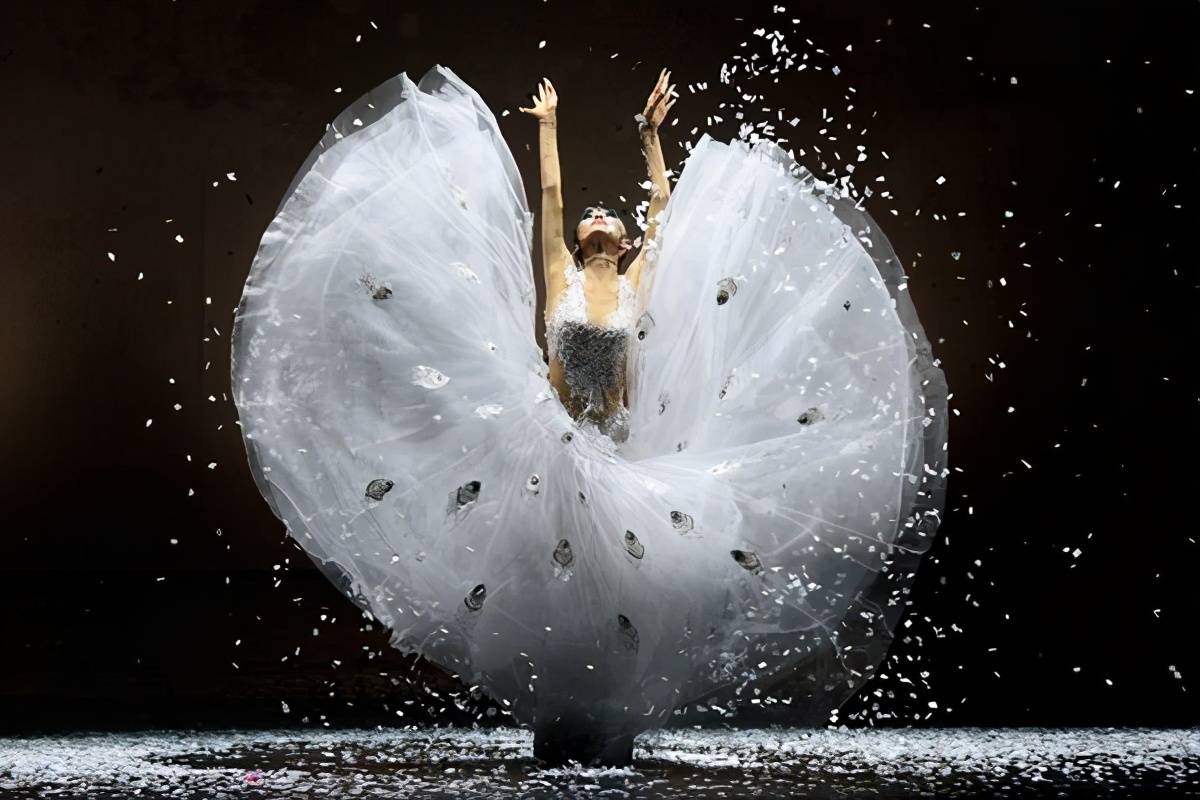 女人|明明52岁了，周涛怎么还那么优雅？女人该学会“冻龄”自己人生