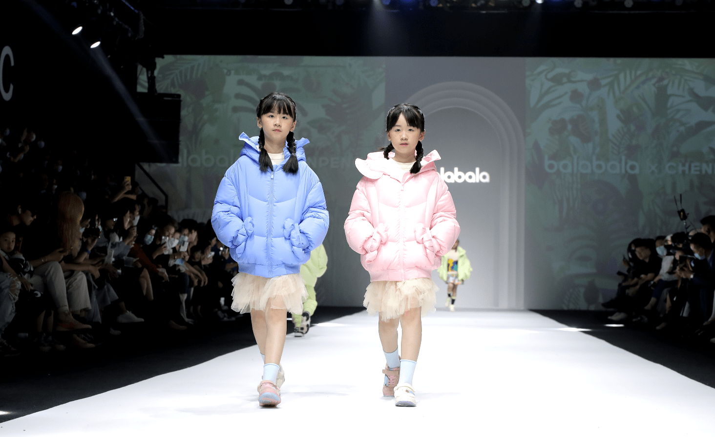 孩子|KIDSWEAR上海时装周开幕大秀——巴拉巴拉“绒我撒野”秋冬时尚大秀