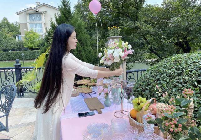张纪中夫妇为满月女儿藏一坛美酒,小花仙皮肤黝黑,五官超像爸爸