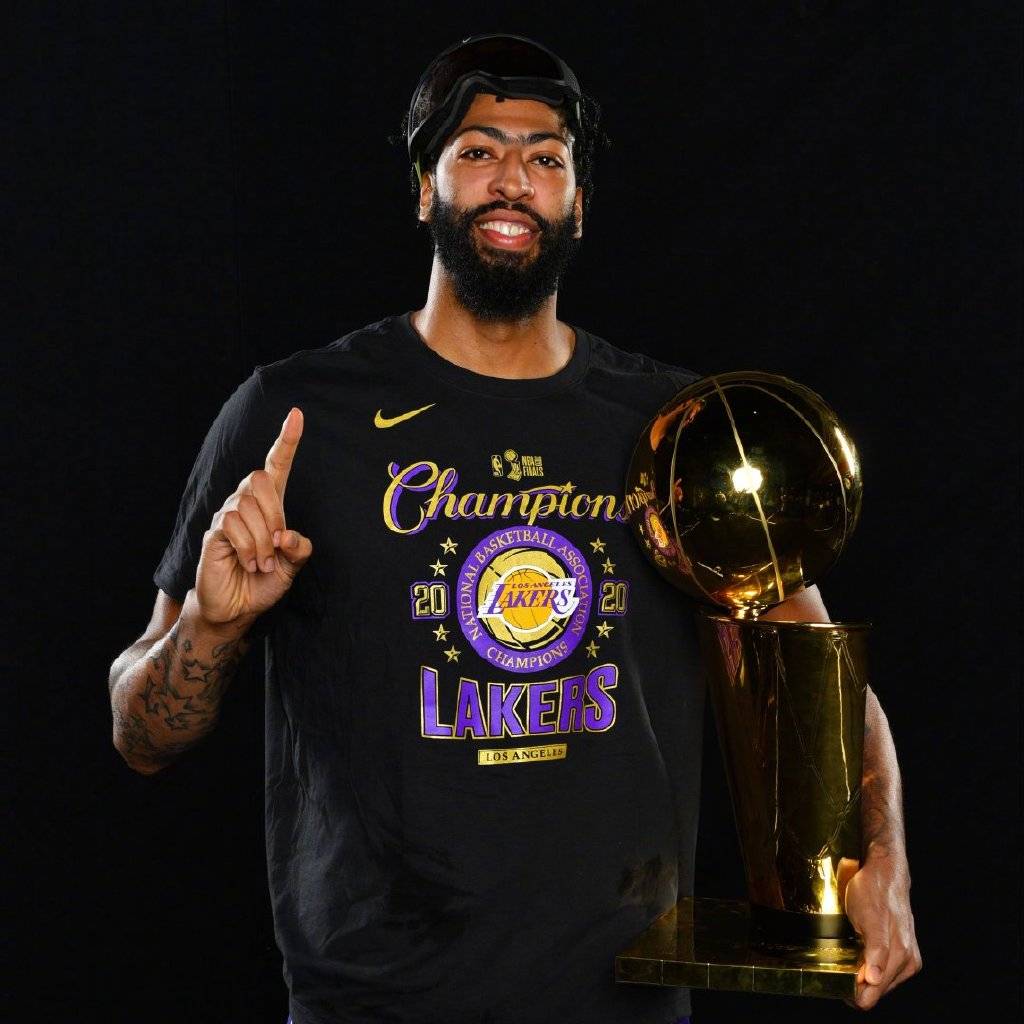 詹姆斯亲吻奖杯 詹姆斯手捧fmvp与mvp奖杯 詹姆斯浓眉 浓眉 霍华德