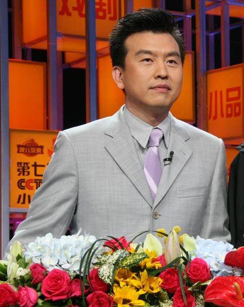 他是央视春晚主持,与董卿搭档主持春晚5年,今55岁却依旧单身_张泽群