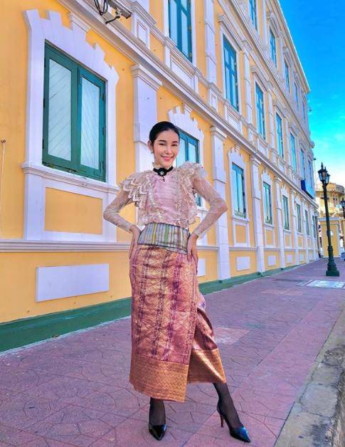 红衣|泰国变性人撞脸泰王宠妃!穿同款红衣配黑短发,怕是泰王也分不清