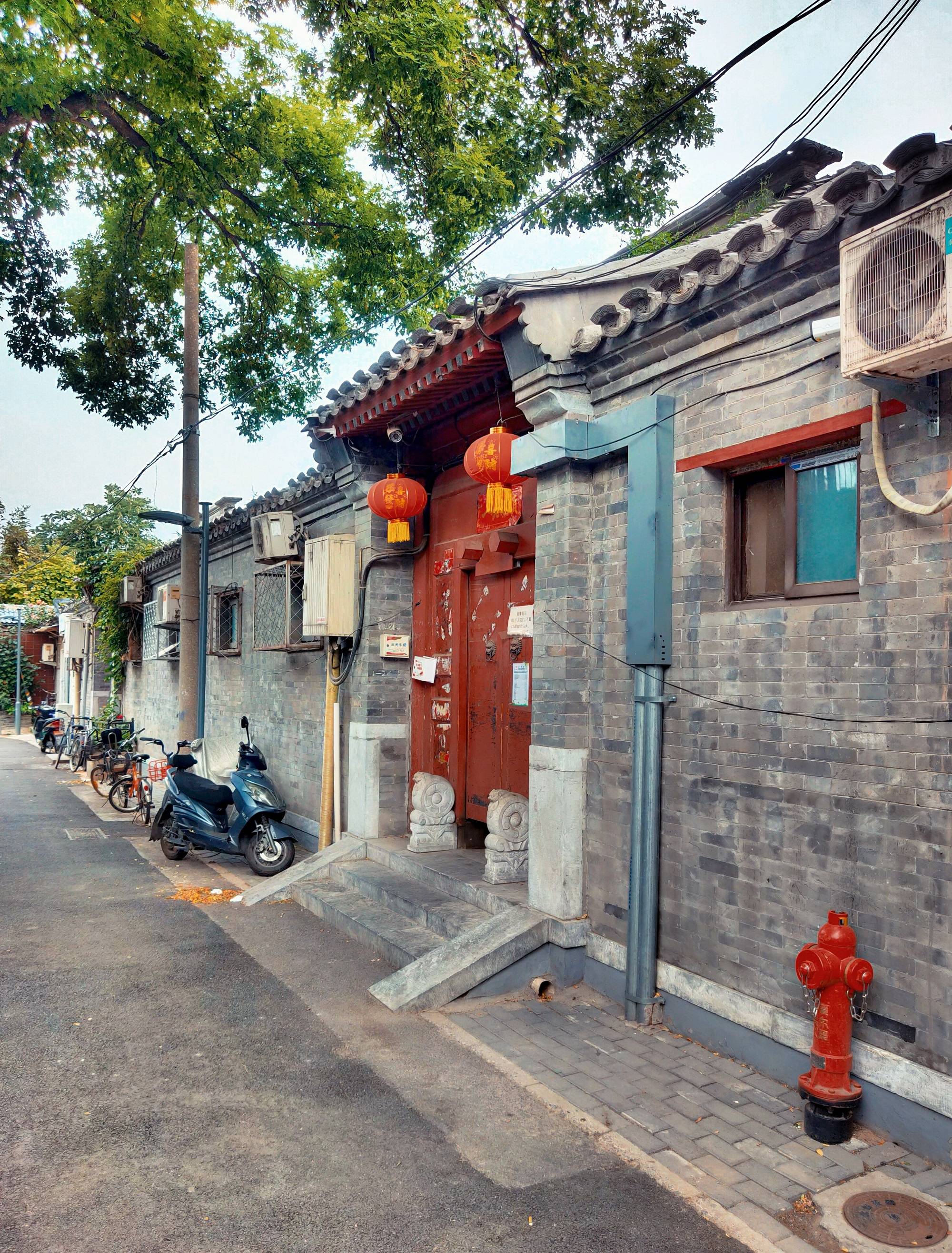 兴华胡同位于北京市西城区,什刹海风景区,因内有兴化寺而得名